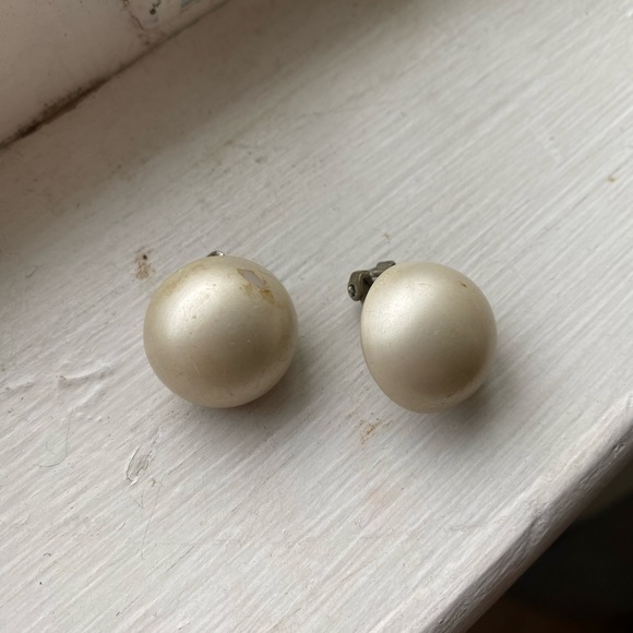 White Round Opaque Vintage Clip On Earrings Circa 1950’s - Picture 3 of 6